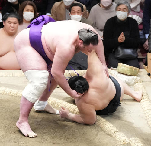 栃ノ心（左）は隠岐の海を上手投げで破る（撮影・小沢裕）