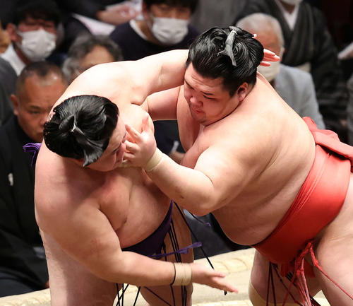 明生（左）を攻める阿武咲（撮影・鈴木正人）