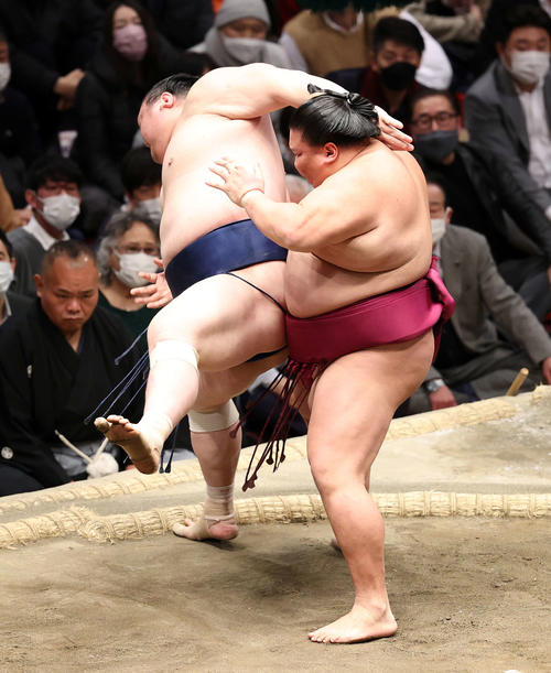 宝富士（左）を送り出しで破る御嶽海（撮影・鈴木正人）