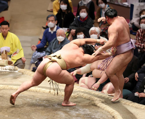 琴恵光（右）を押し出しで破る石浦（撮影・鈴木正人）