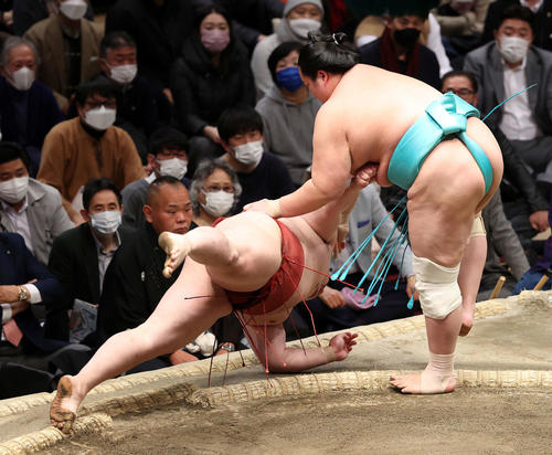 隆の勝（左）を上手投げで破る琴ノ若（撮影・鈴木正人）