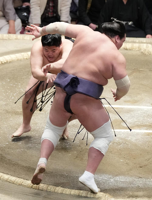 阿炎（左）は照ノ富士を押し出しで破る（撮影・小沢裕）
