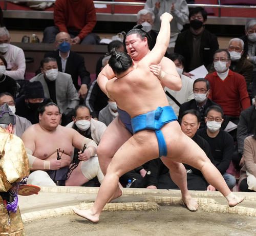 取り直しの一番で正代は豊昇龍（手前）に寄り切りで敗れる。左は照ノ富士（撮影・小沢裕）