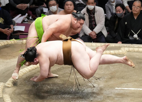 天空海は王鵬（手前）をはたき込みで破る（撮影・小沢裕）