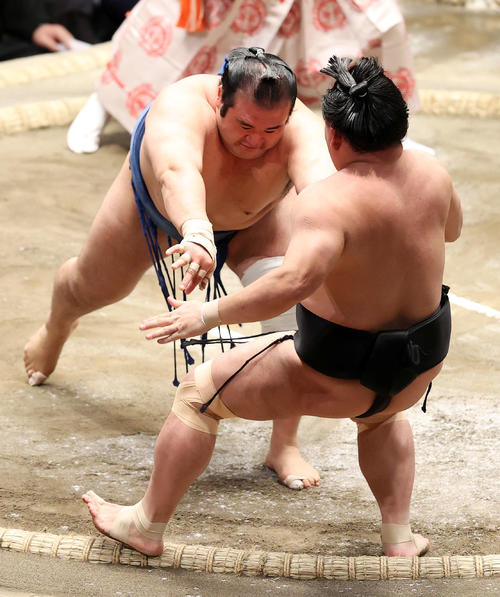 照強（手前）を押し倒しで破る千代の国（撮影・鈴木正人）