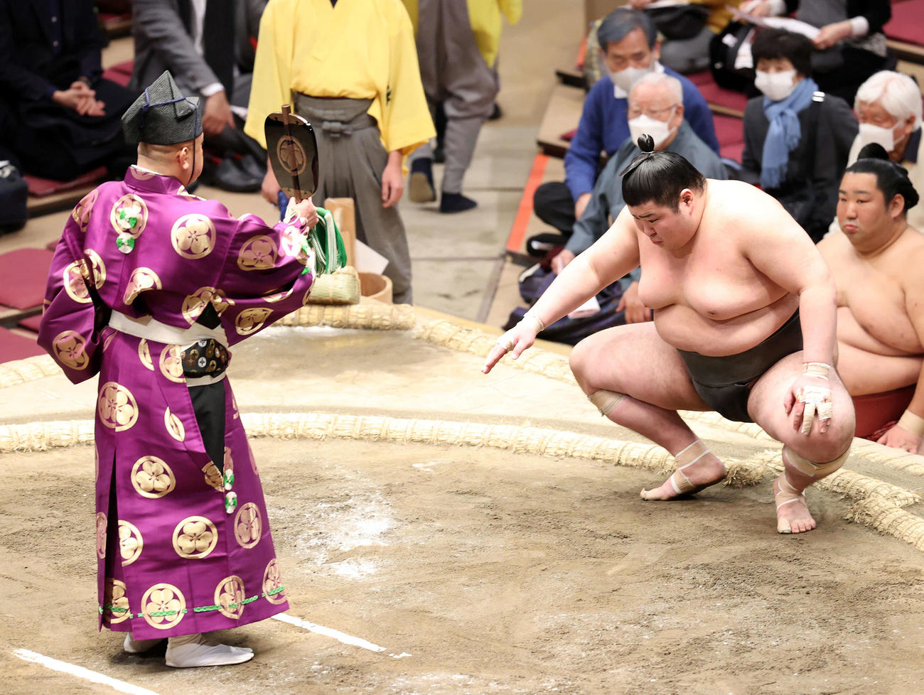 琴裕将を寄り倒しで破り勝ち名乗りを受ける熱海富士（撮影・鈴木正人）