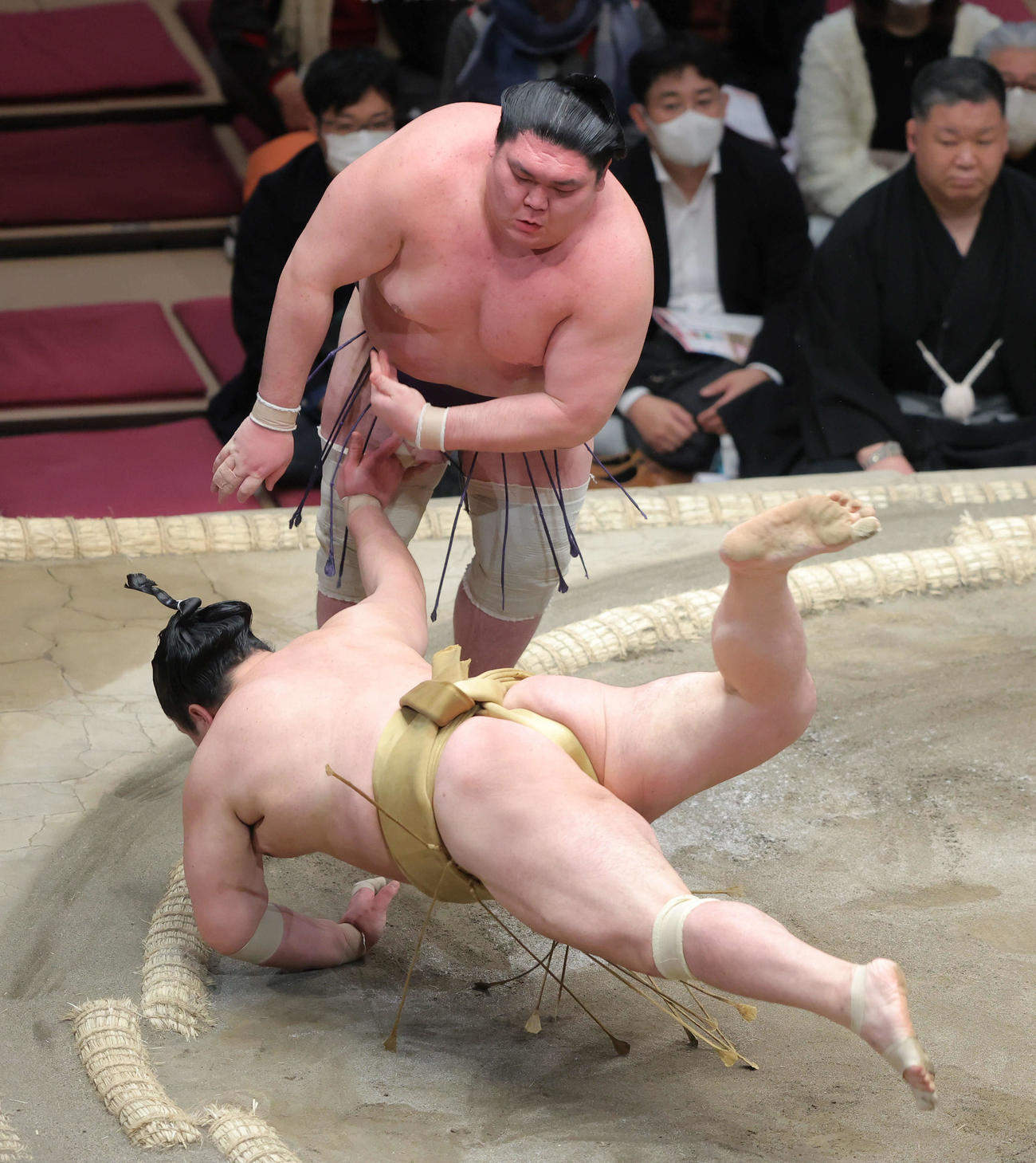 輝（手前）をはたき込みで破る矢後（撮影・河田真司）