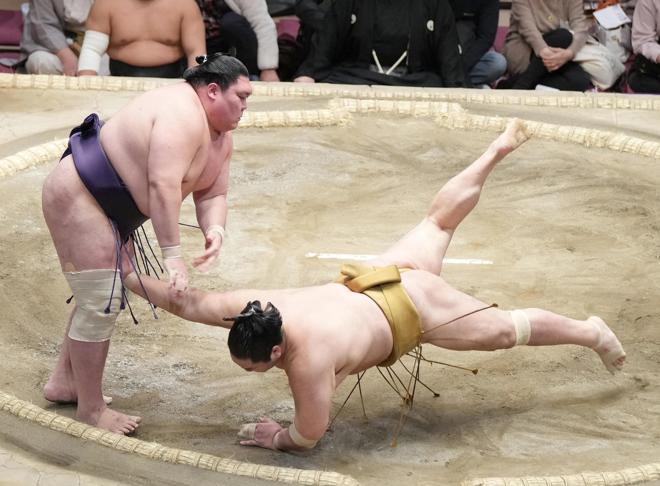 矢後（左）ははたき込みで輝を破る（撮影・小沢裕）