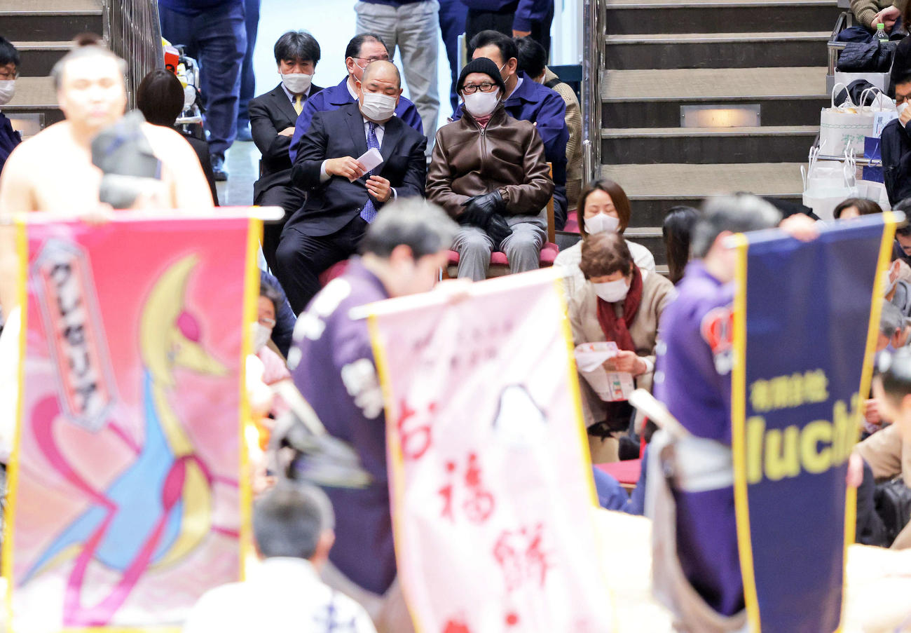 土俵を回る懸賞旗を見つめる長嶋茂雄終身名誉監督（中央右）。同左は八角理事長（撮影・河田真司）