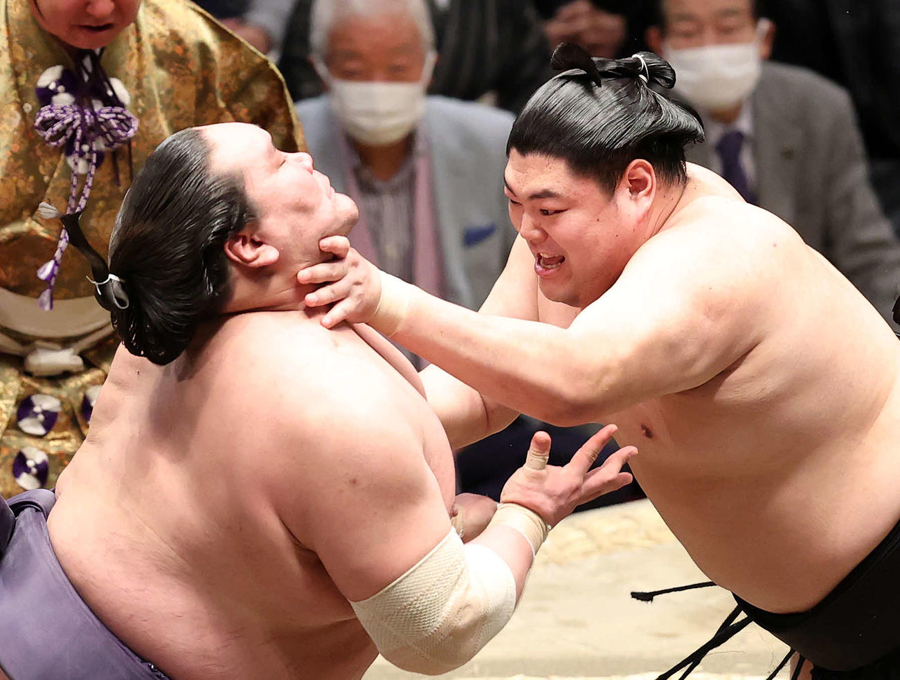 照ノ富士（左）を激しく攻める阿炎（撮影・鈴木正人）