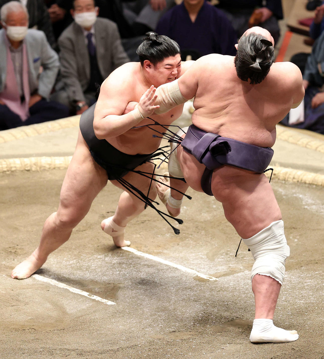 照ノ富士（右）を激しく攻める阿炎（撮影・鈴木正人）