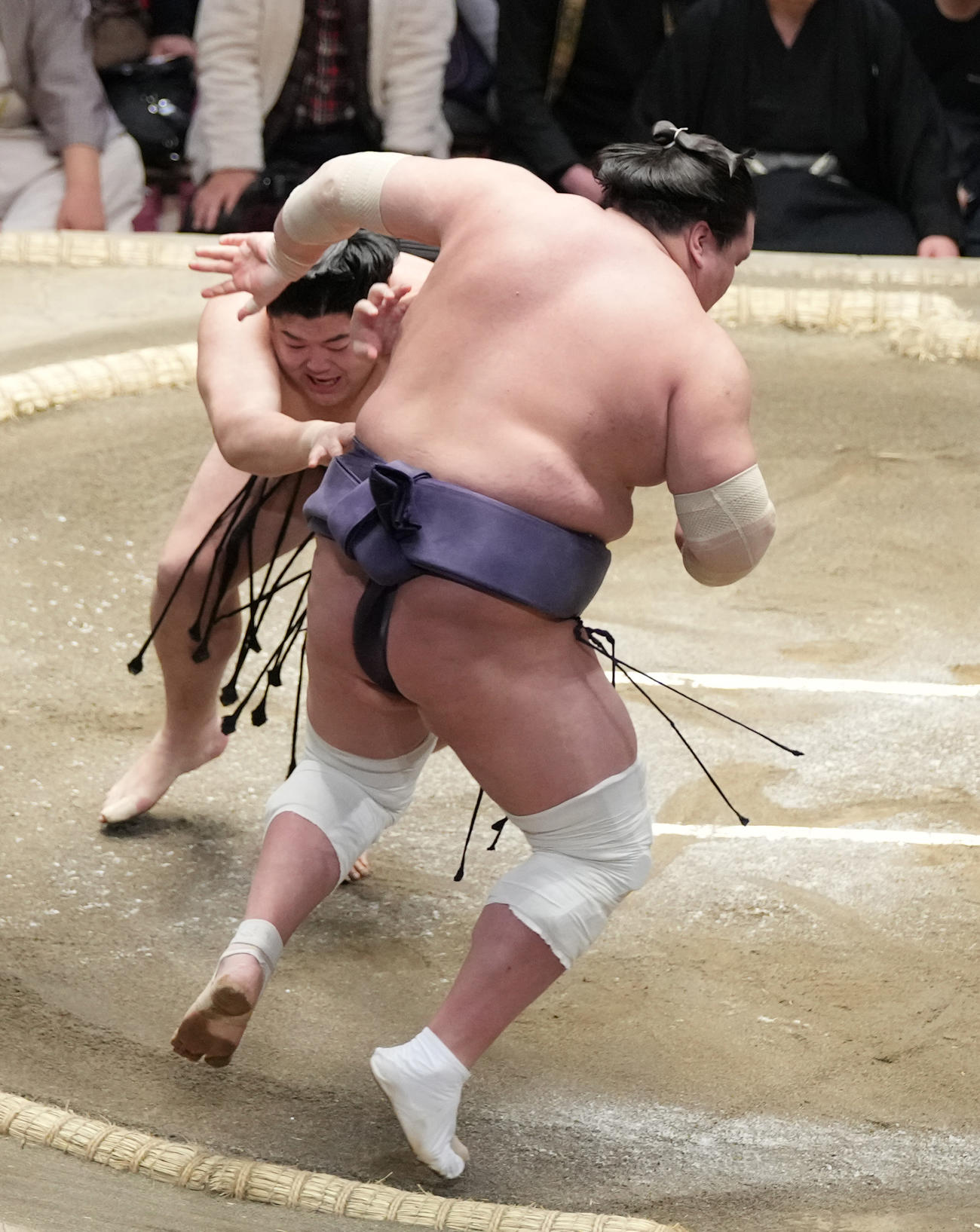 阿炎（左）は照ノ富士を押し出しで破る（撮影・小沢裕）