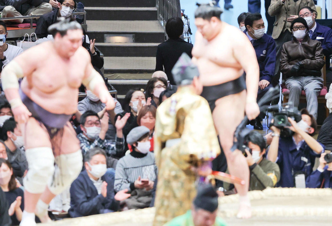 照ノ富士（左）を押し出しで破った阿炎を見つめる巨人長嶋終身名誉監督（右奥）（撮影・河田真司）