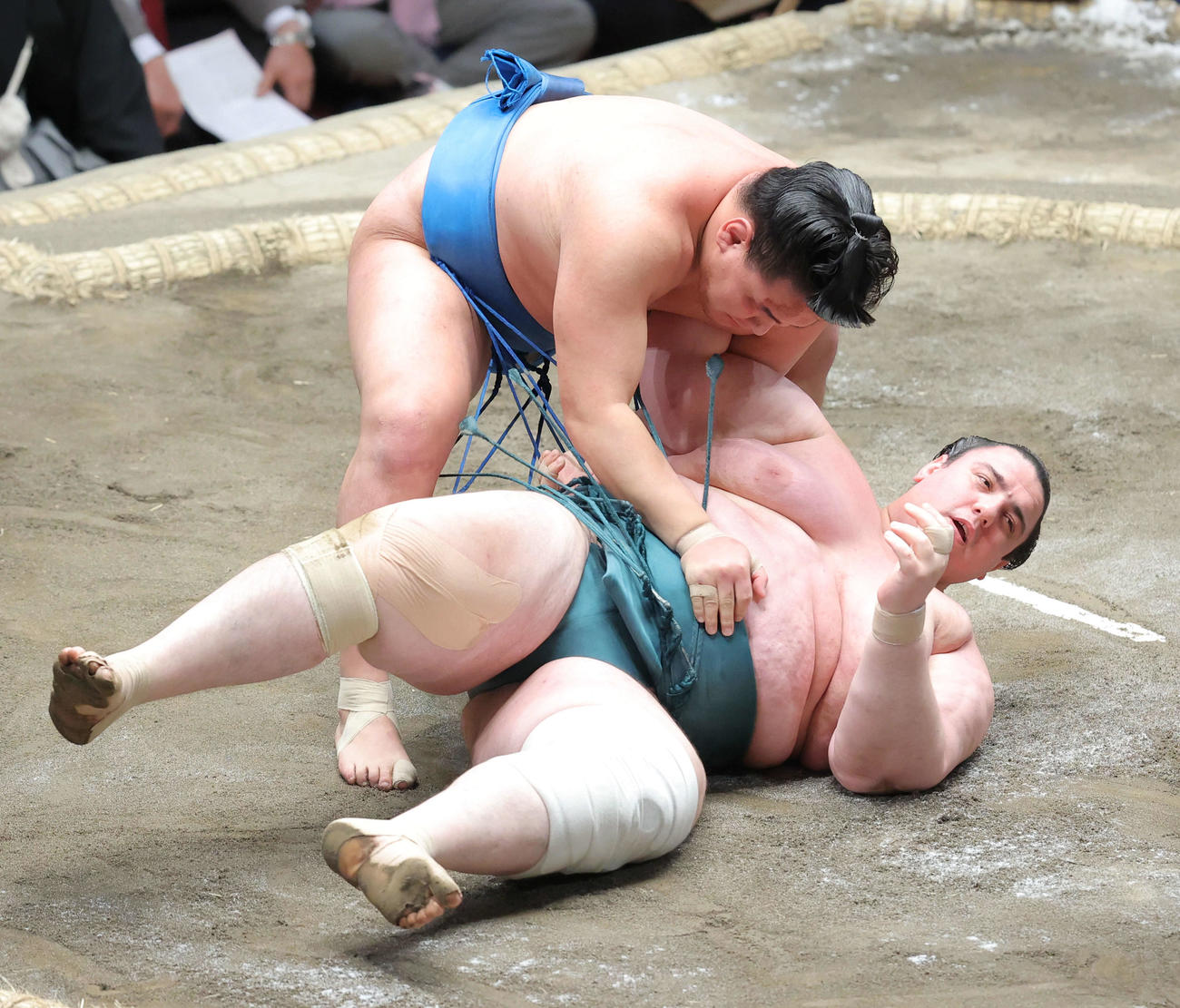 碧山（下）を下手投げで破る豊昇龍（撮影・河田真司）