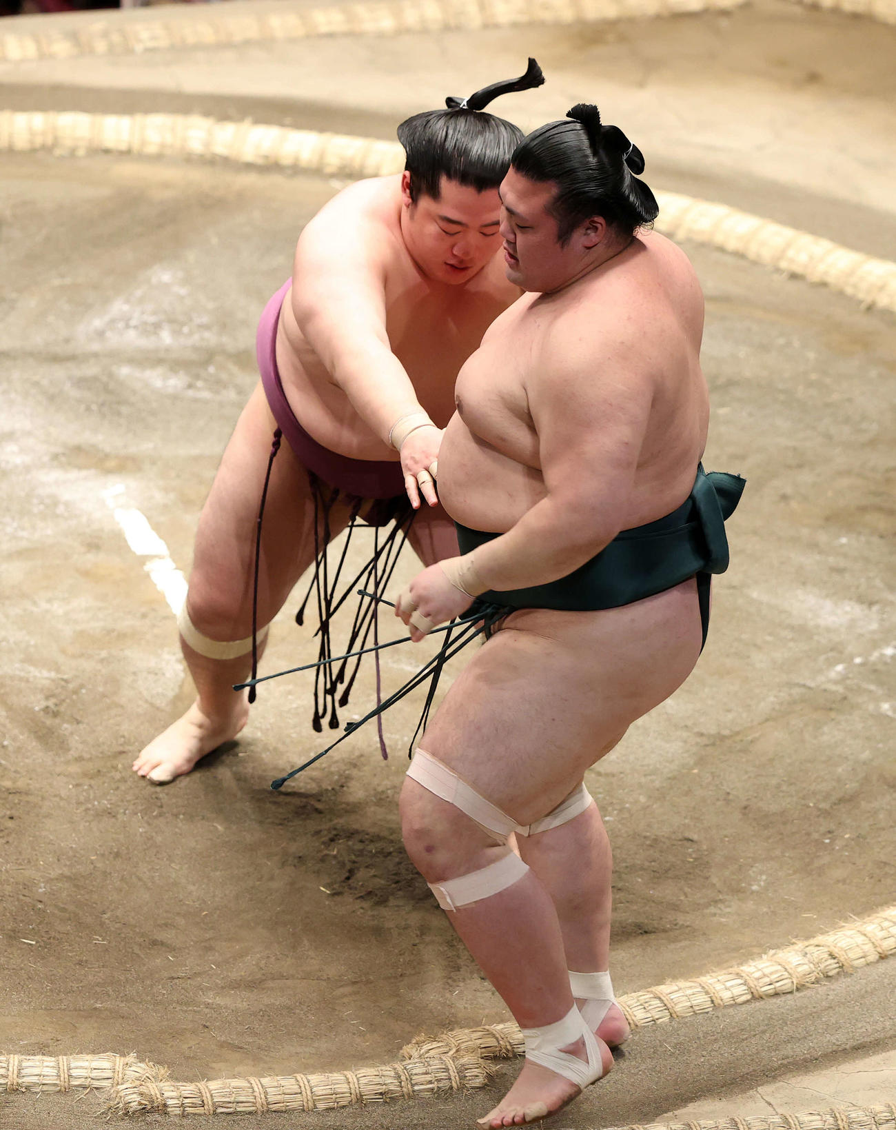 豊山（手前）を押し出しで破る遠藤（撮影・鈴木正人）