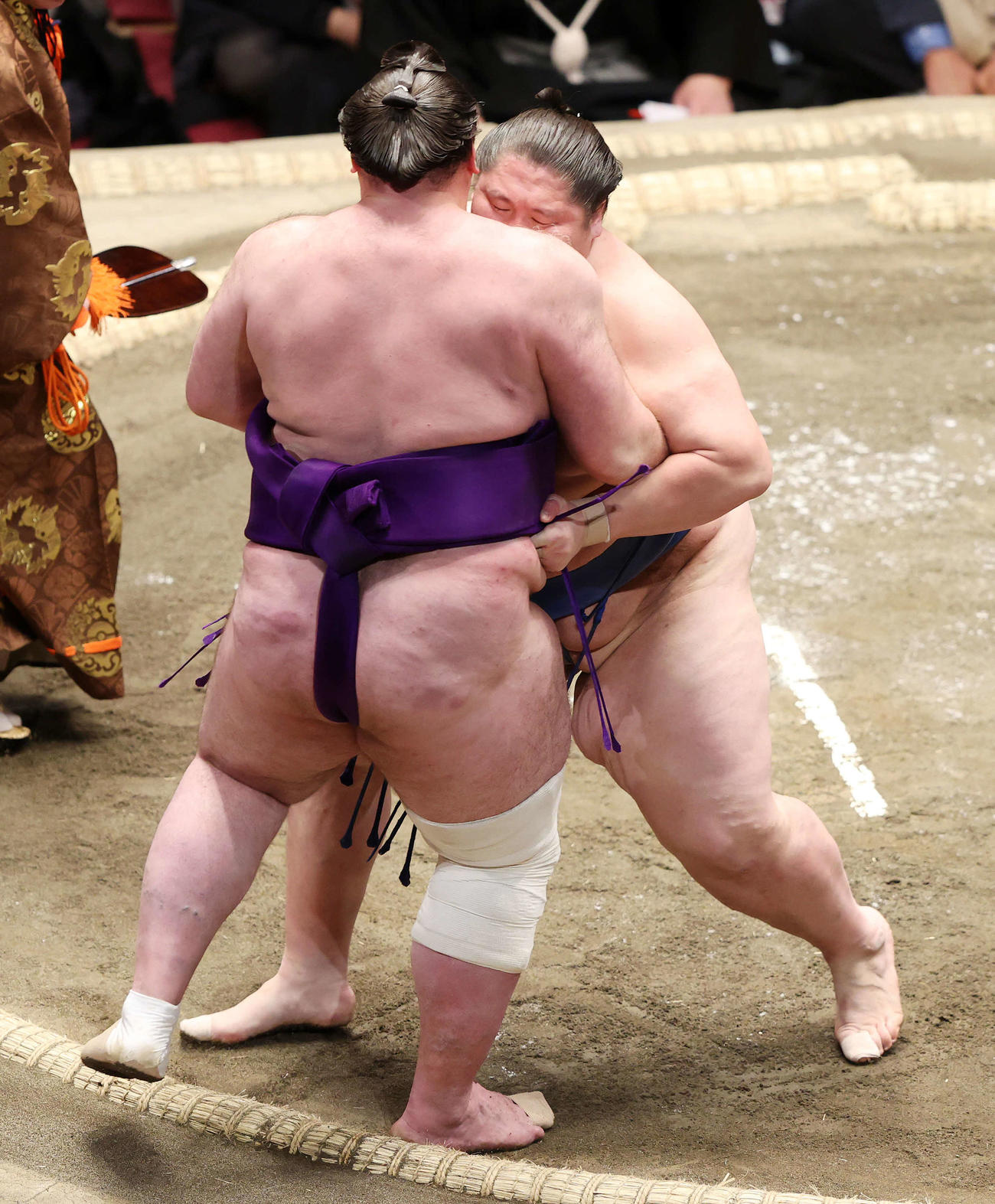栃ノ心（手前）を寄り切りで破る逸ノ城（撮影・鈴木正人）