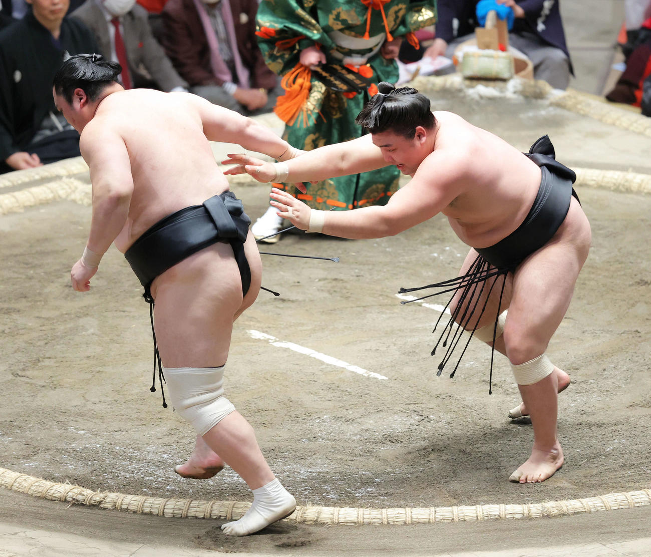 隠岐の海（左）を送り出しで破る霧馬山（撮影・河田真司）