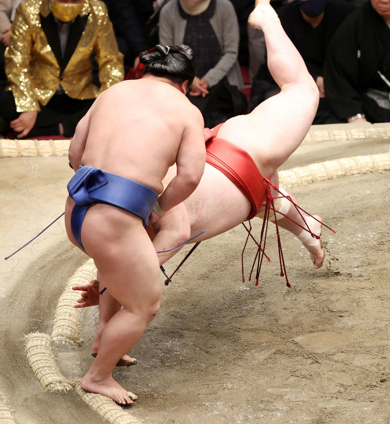 阿武咲（後方）を肩すかしで破る若隆景（撮影・鈴木正人）