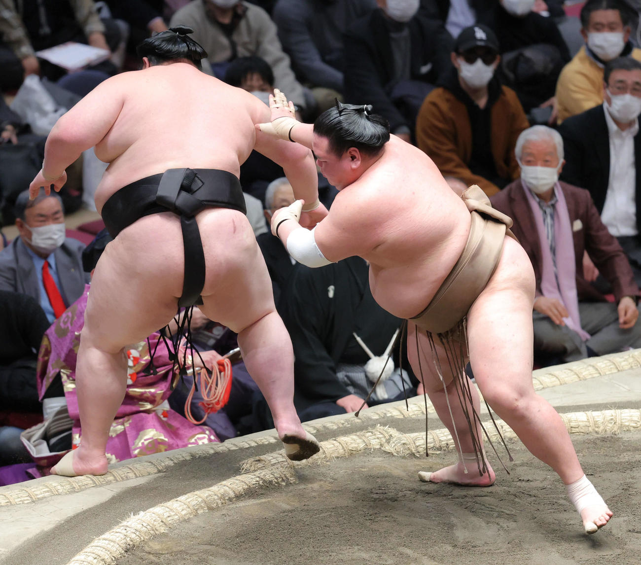 剣翔（左）を送り出しで破る荒篤山（撮影・河田真司）