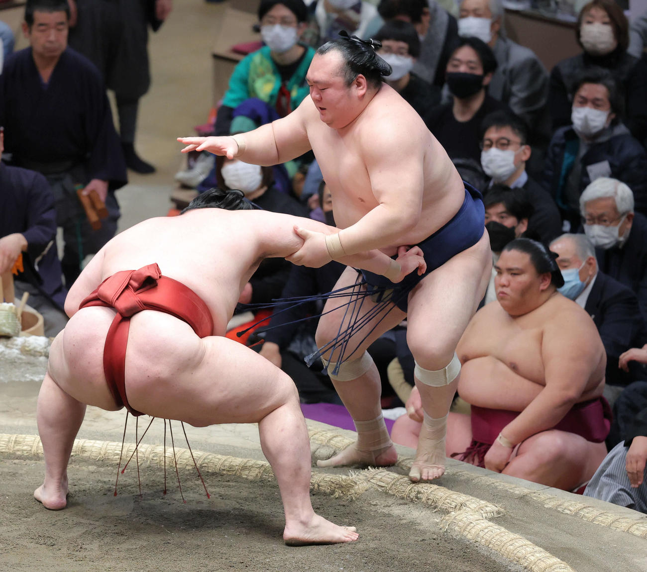 隆の勝（左）に押し出しで敗れる宝富士（撮影・河田真司）