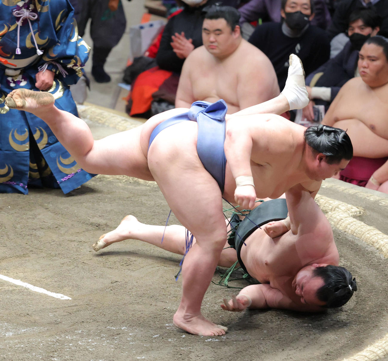 正代（手前）は千代翔馬を小手投げで破る（撮影・河田真司）