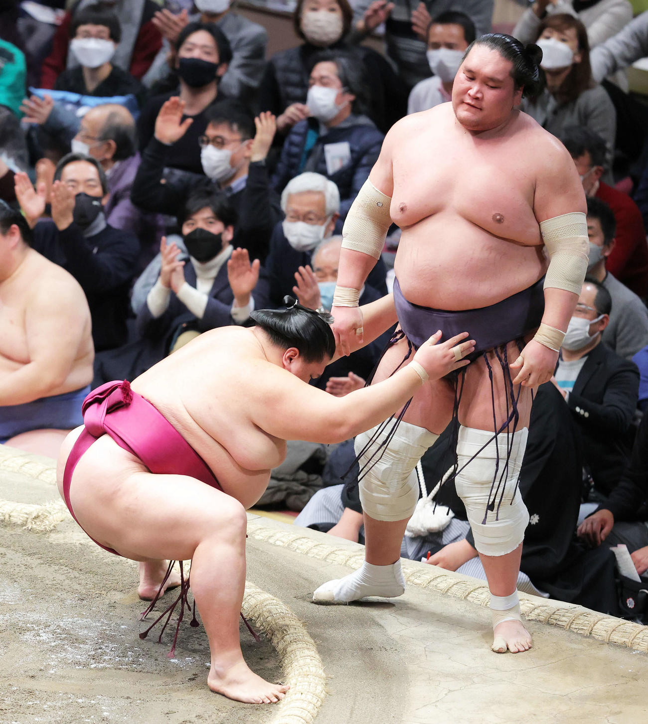 御嶽海（左）に寄り切りで敗れる照ノ富士（撮影・河田真司）
