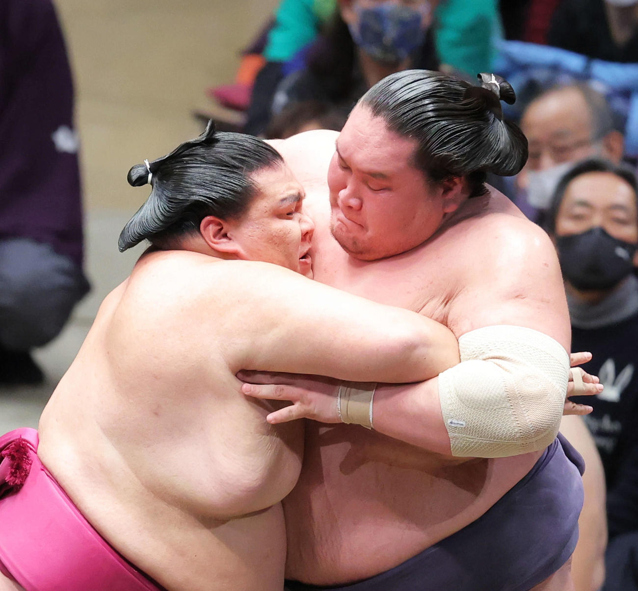 競り合う御嶽海（左）と照ノ富士（撮影・河田真司）