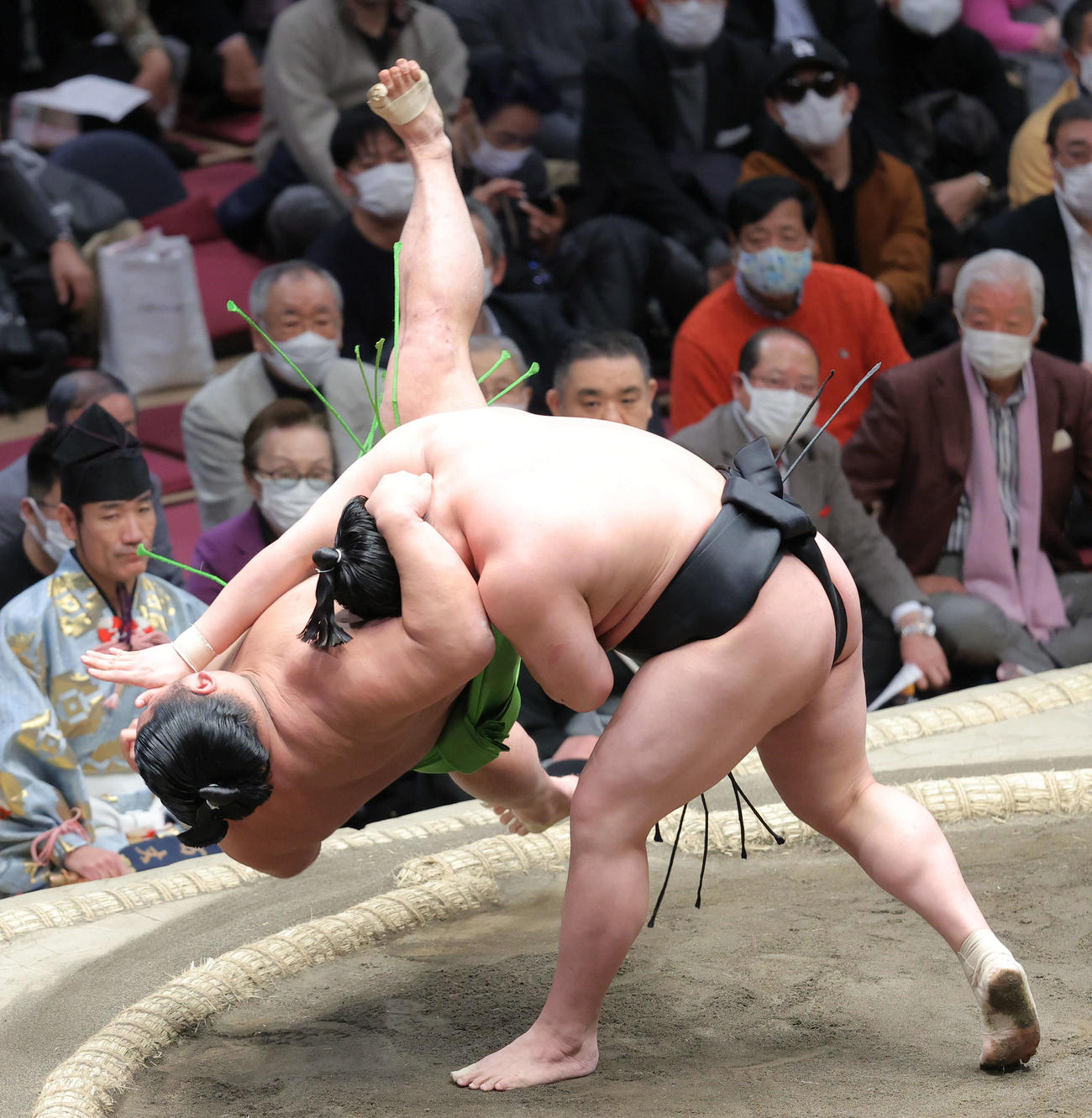 天空海（左）を寄り倒しで破る若元春（撮影・河田真司）