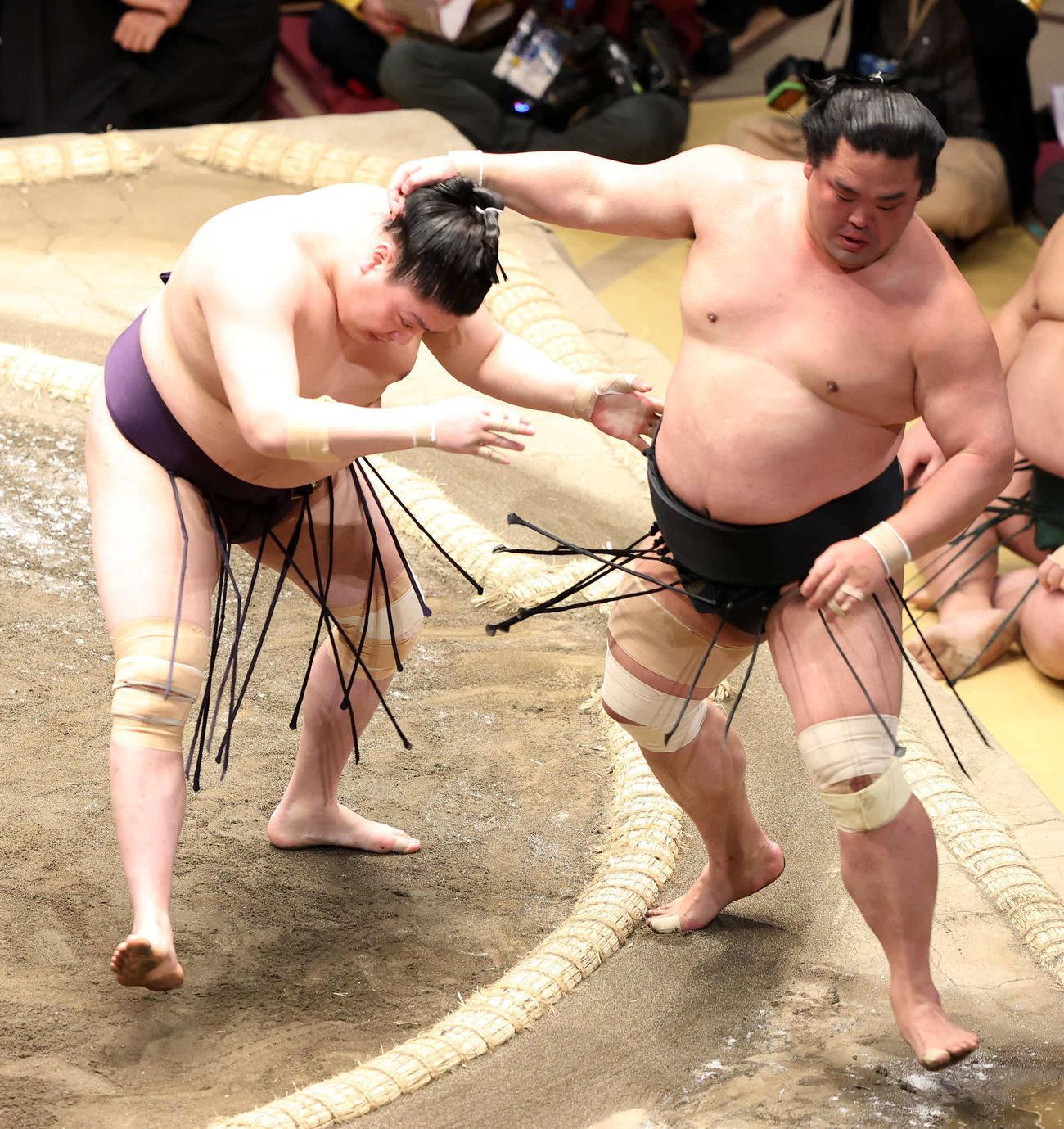 妙義龍（右）を寄り切りで破る一山本（撮影・鈴木正人）