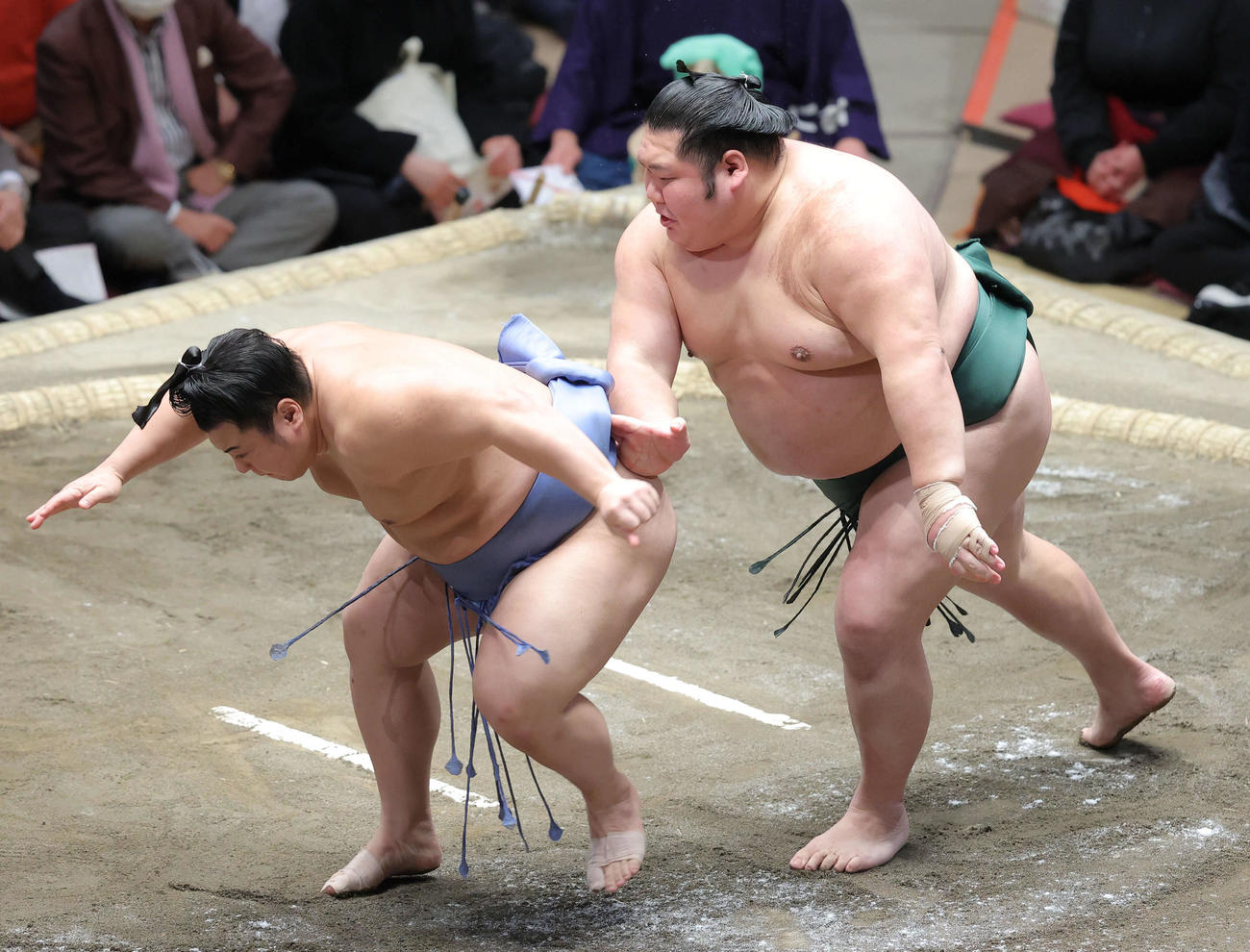 翔猿（左）を送り出しで破る千代大龍（撮影・河田真司）