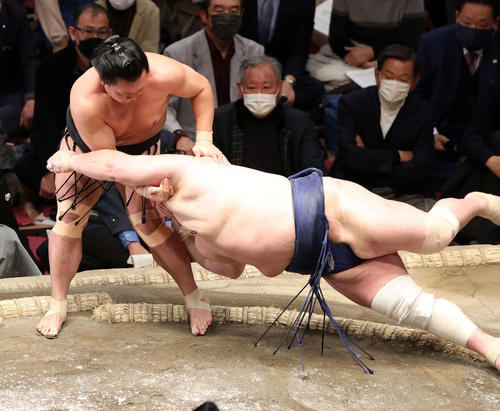 北勝富士(右)を肩すかしで破る照強(撮影・鈴木正人)