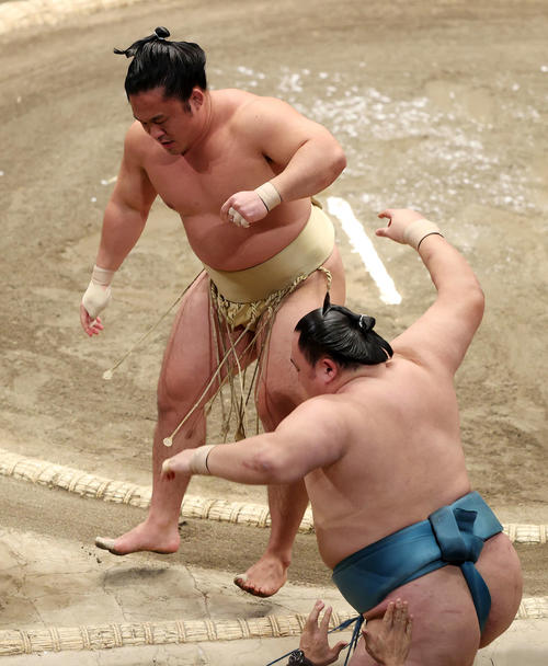 玉鷲(手前)を寄り切りで破る石浦(撮影・鈴木正人)