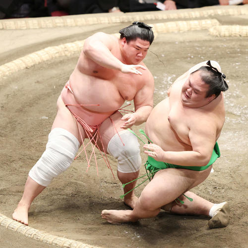 千代丸(右)を押し倒しで破る宇良(撮影・鈴木正人)