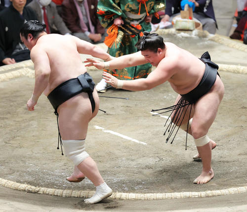 隠岐の海(左)を送り出しで破る霧馬山(撮影・河田真司)