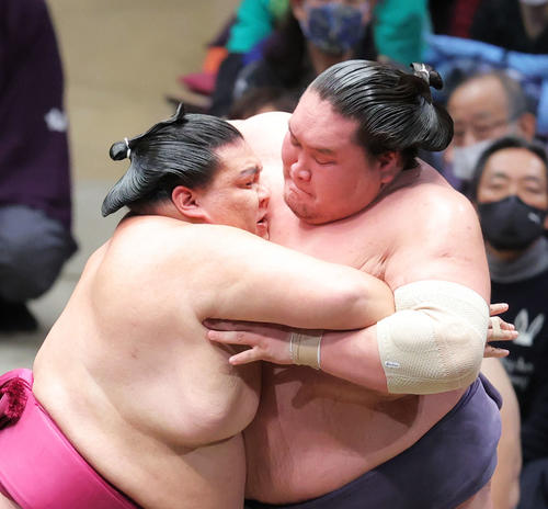 競り合う御嶽海(左)と照ノ富士(撮影・河田真司)