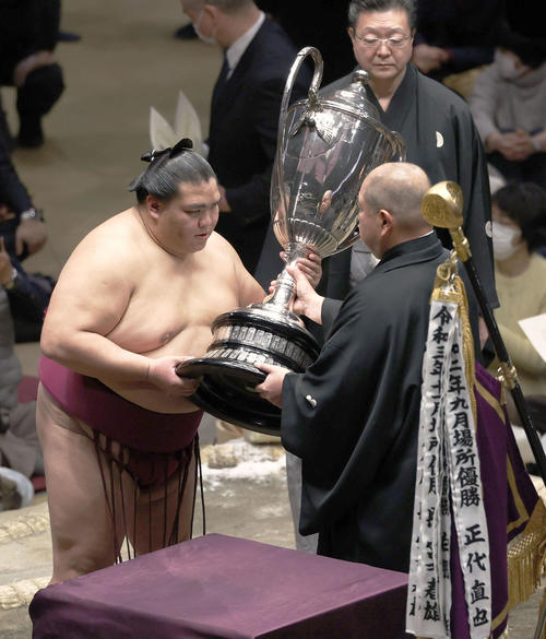 大相撲初場所で優勝し、八角理事長（右）から賜杯を受け取る関脇御嶽海（共同）