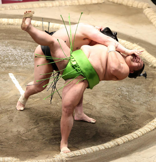 天空海(手前)を寄り倒しで破る若元春(撮影・鈴木正人)