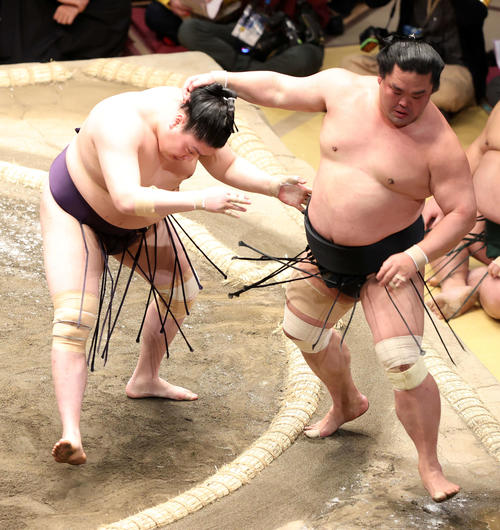 妙義龍(右)を寄り切りで破る一山本(撮影・鈴木正人)