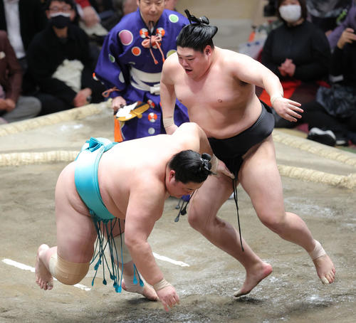 琴ノ若(左)を引き落としで破る阿炎(撮影・河田真司)