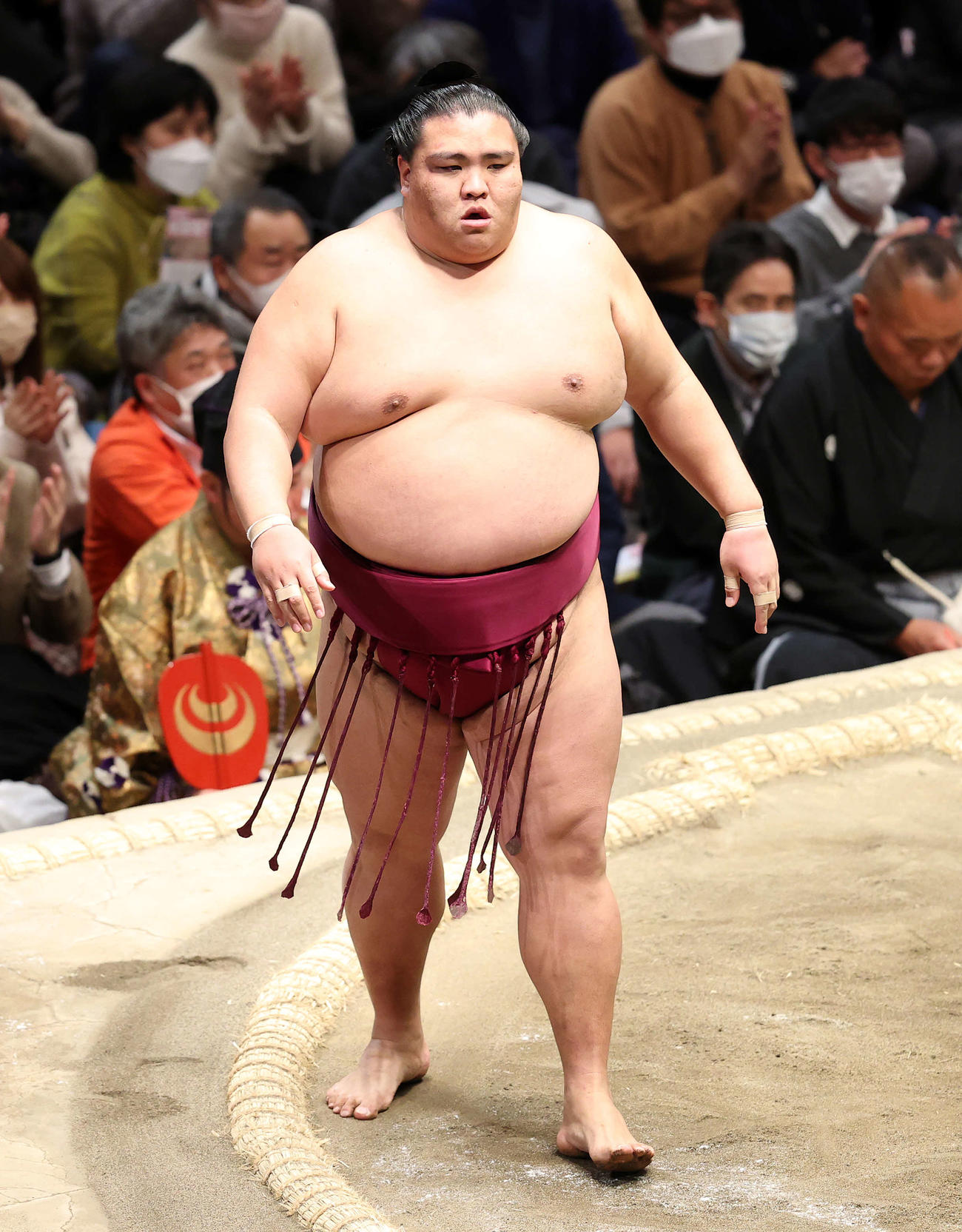 宝富士を送り出しで破った御嶽海（撮影・鈴木正人）