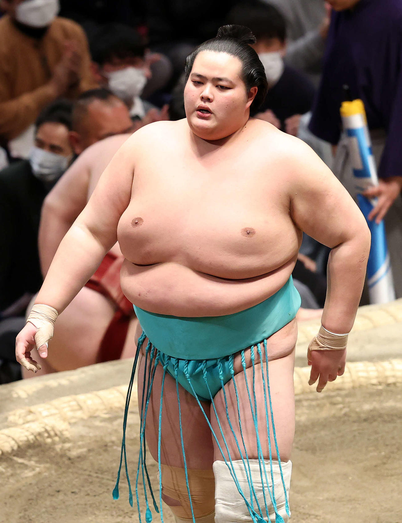 隆の勝（後方）を上手投げで破った琴ノ若（撮影・鈴木正人）