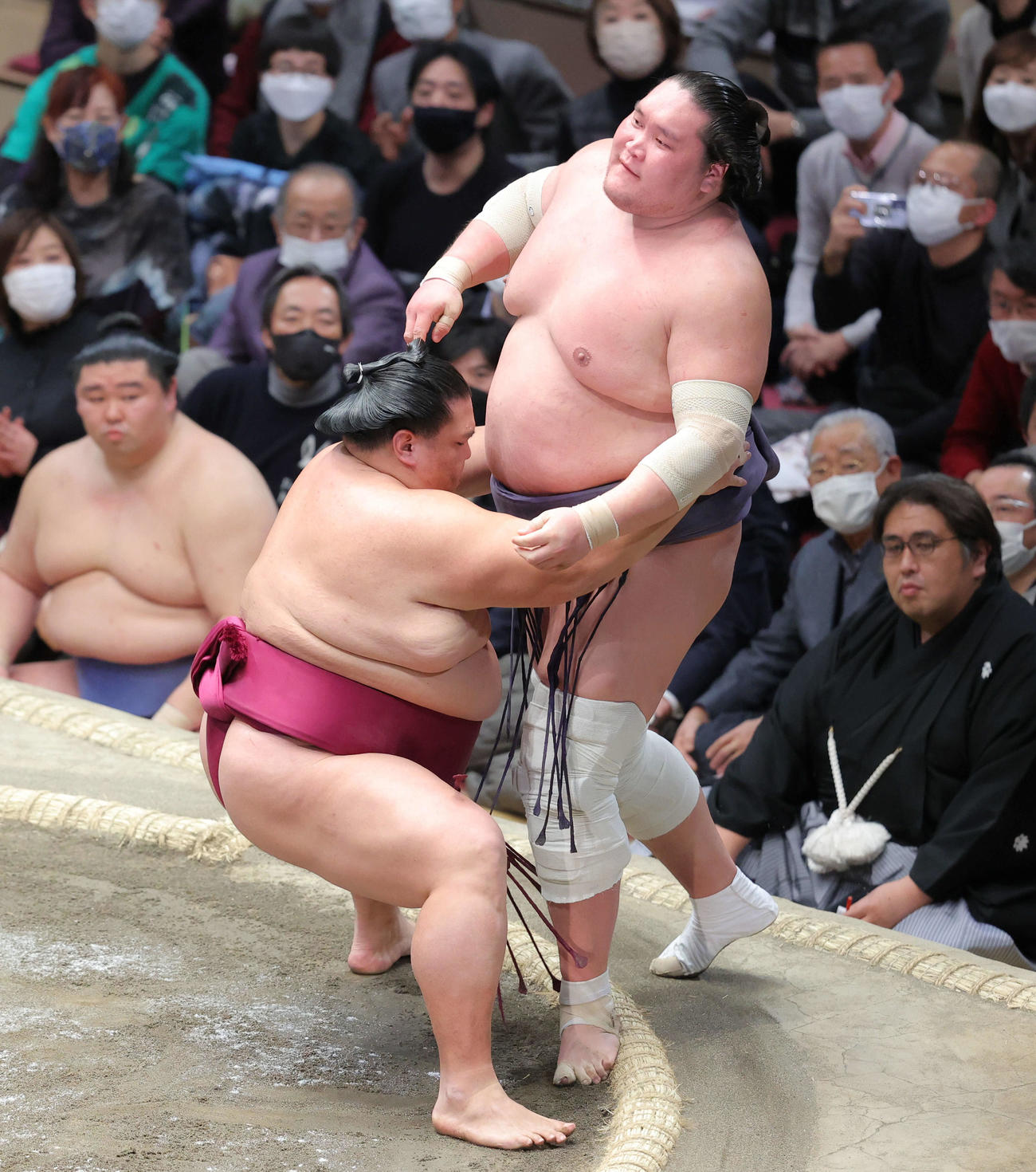 御嶽海（左）は照ノ富士を寄り切りで破り、幕内優勝を決める（撮影・河田真司）