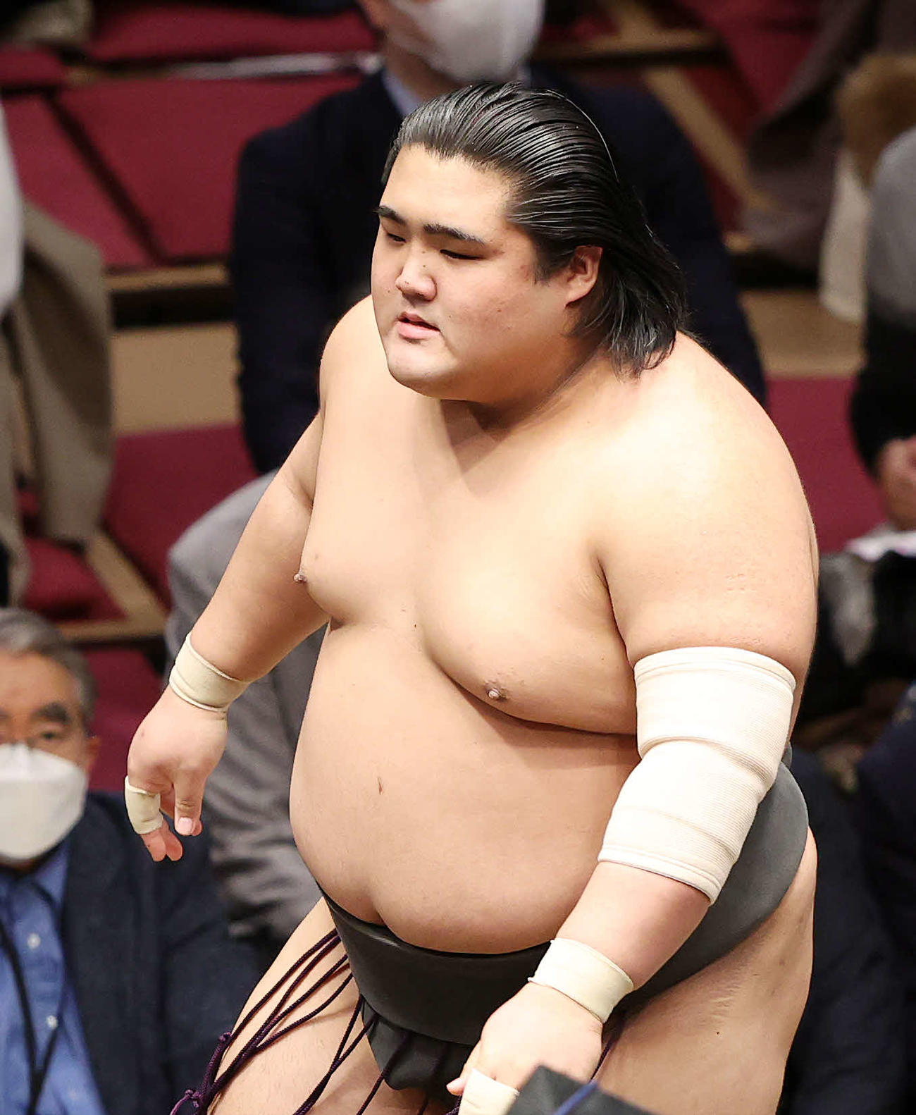 長内を寄り切りで破り三段目優勝した向中野（撮影・鈴木正人）