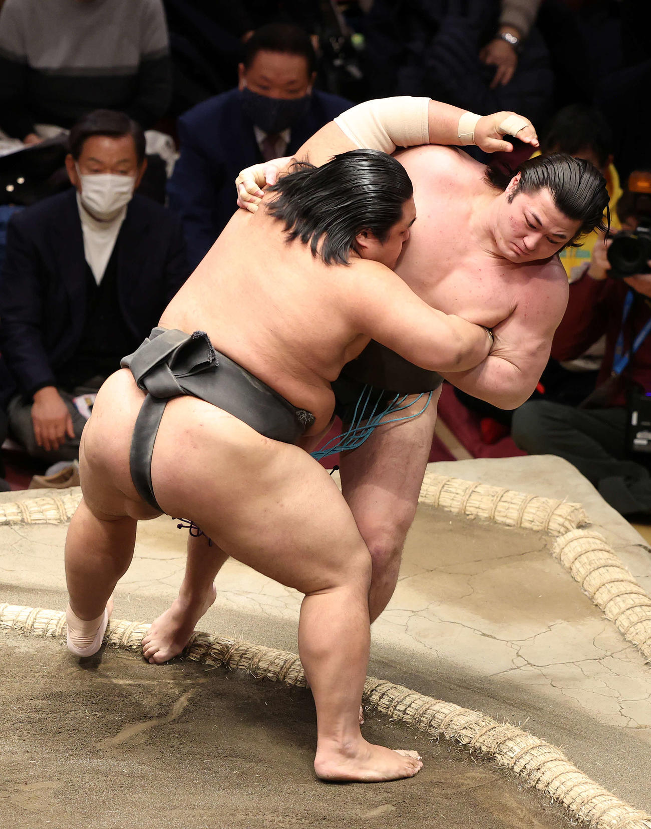 長内（右）を寄り切りで破る向中野（撮影・鈴木正人）