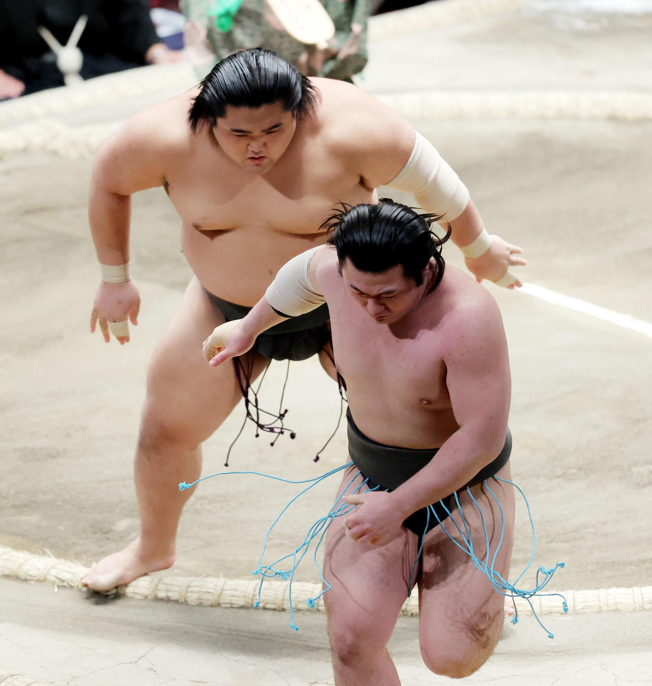 長内（手前）を寄り切りで破り、三段目優勝を決める向中野（撮影・河田真司）