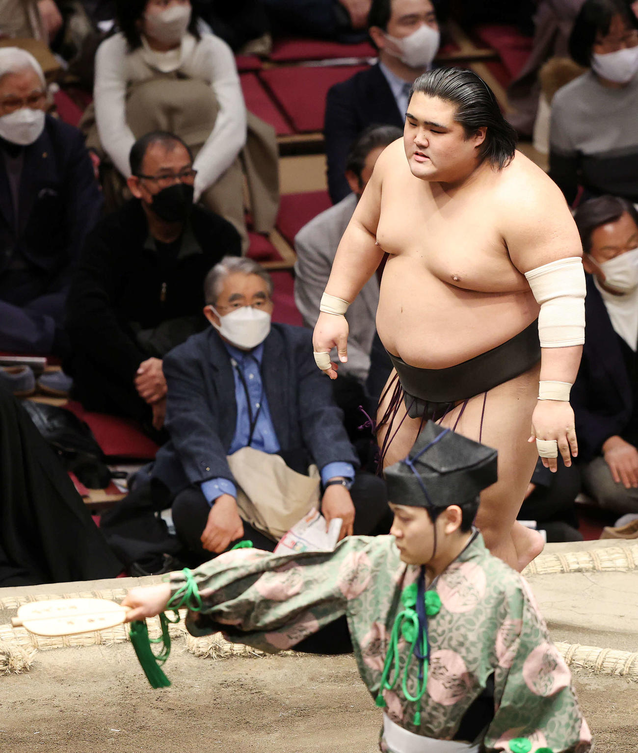 長内を寄り切りで破った向中野（撮影・鈴木正人）