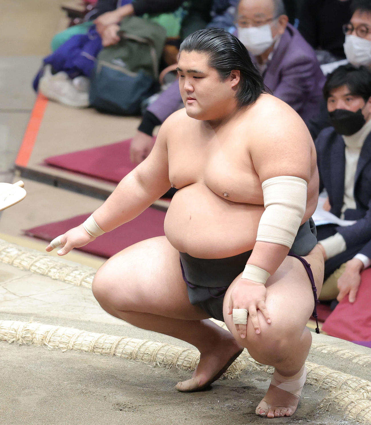 長内を寄り切りで破り、三段目優勝を決めた向中野（撮影・河田真司）