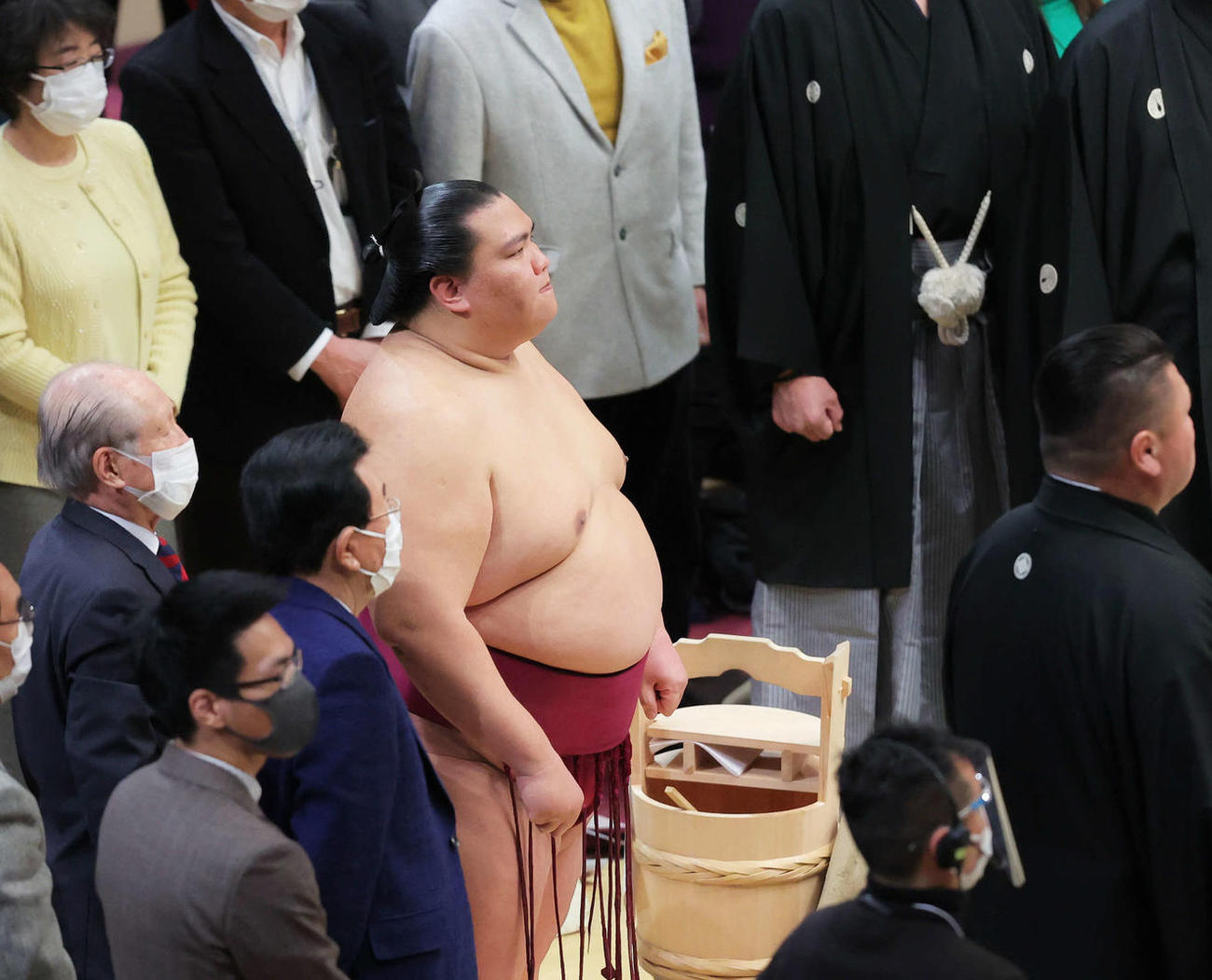 君が代斉唱に臨む幕内優勝の御嶽海（中央）（撮影・河田真司）