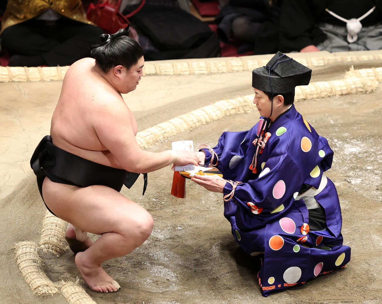 懸賞金の束を受け取る阿炎（撮影・鈴木正人）