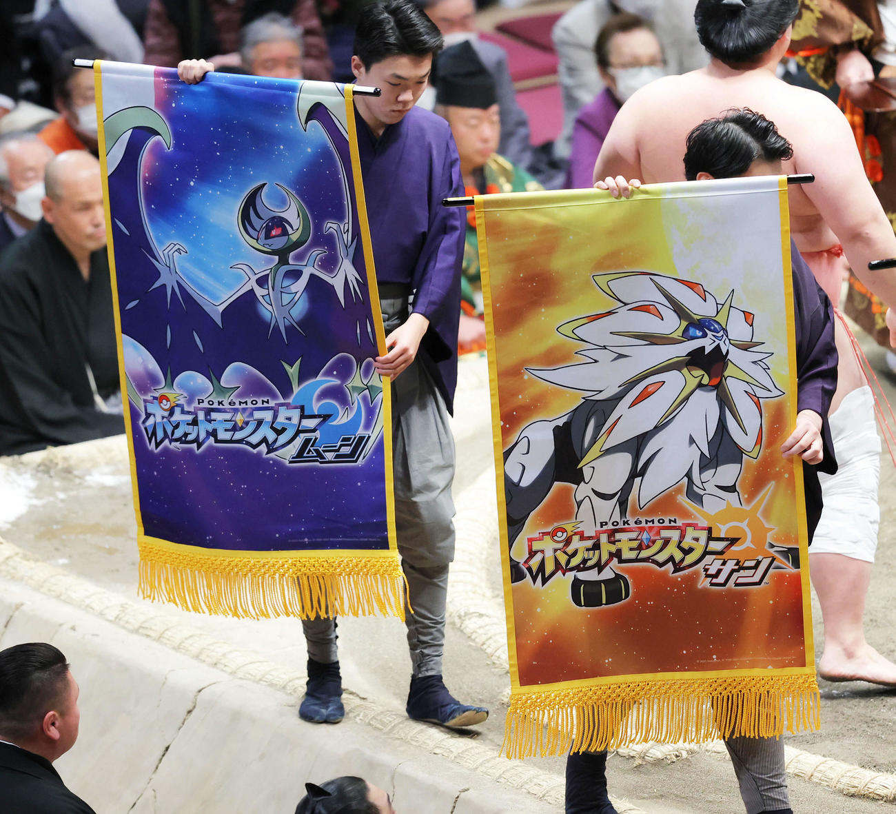 宇良と千代丸の一番で土俵を回る、ポケットモンスター「ムーン」（左）と「サン」の懸賞旗（撮影・河田真司）